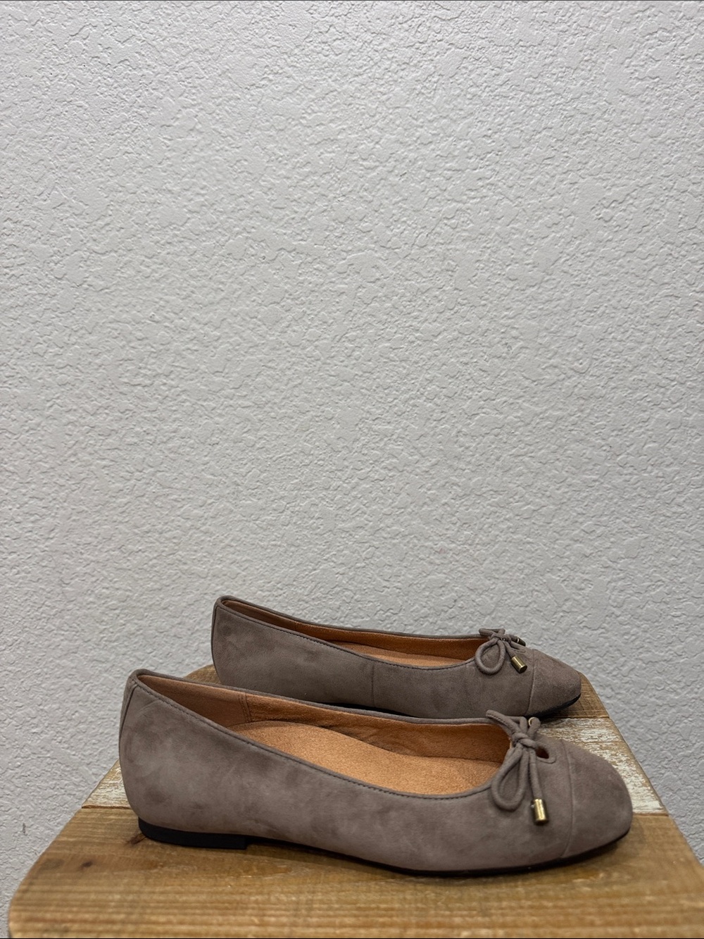 Vionic Klara Skimmers Ballet Flats Driftwood Suede Size 6 NEW - Picture 2 of 7